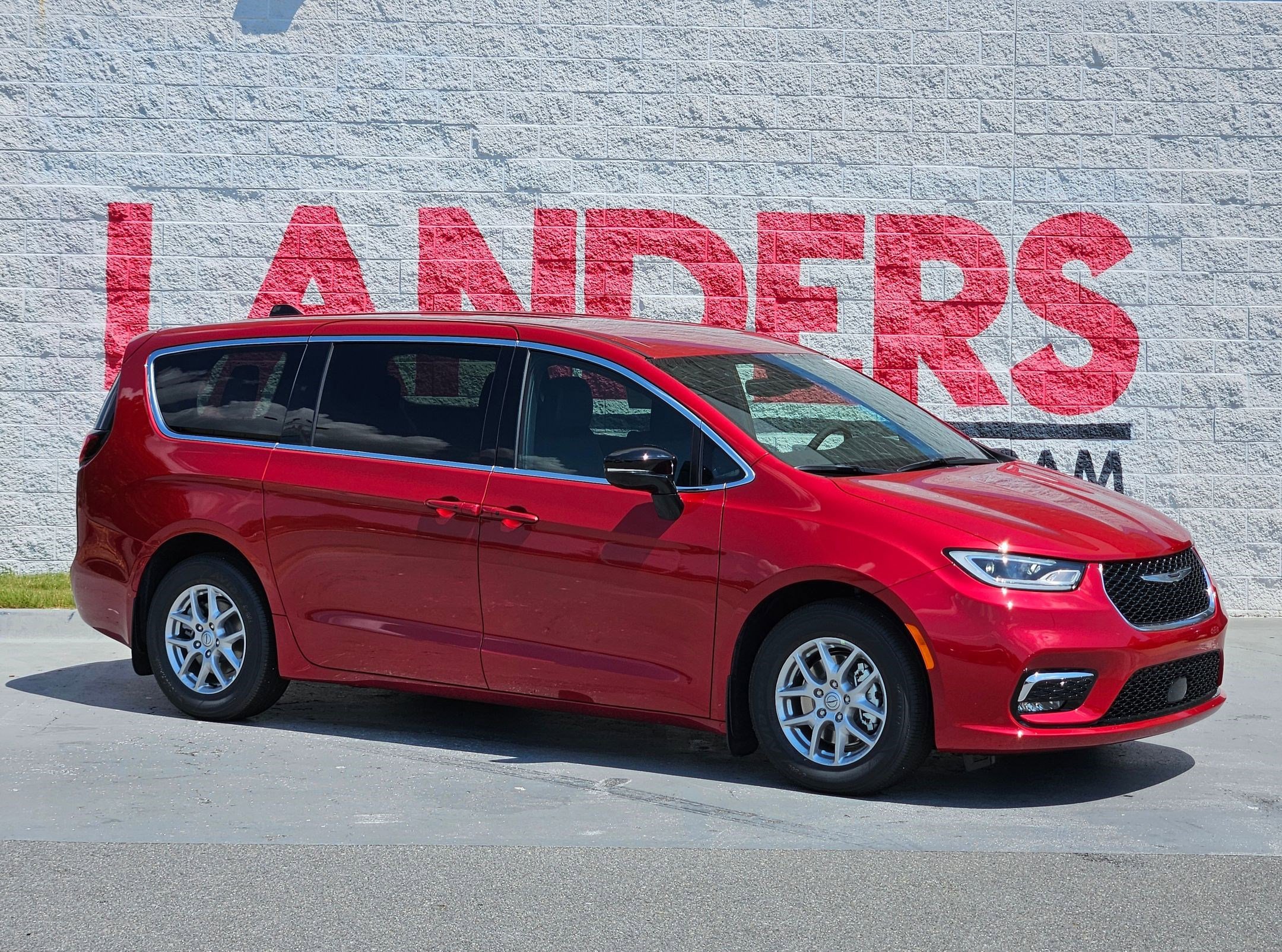 2026 Chrysler Pacifica Select's photo