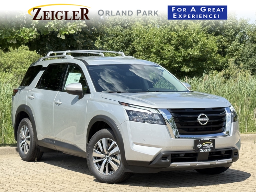 2025 Nissan Pathfinder SL photo 2