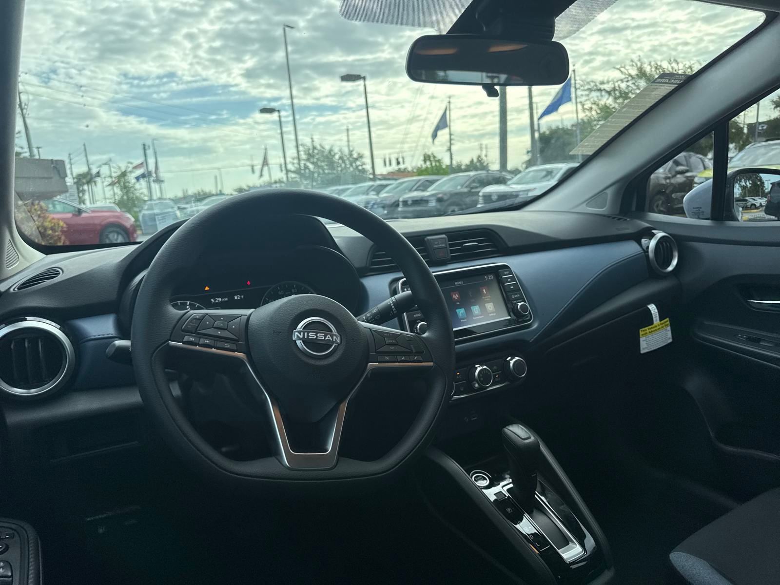 2025 Nissan Versa 1.6 SV photo 10