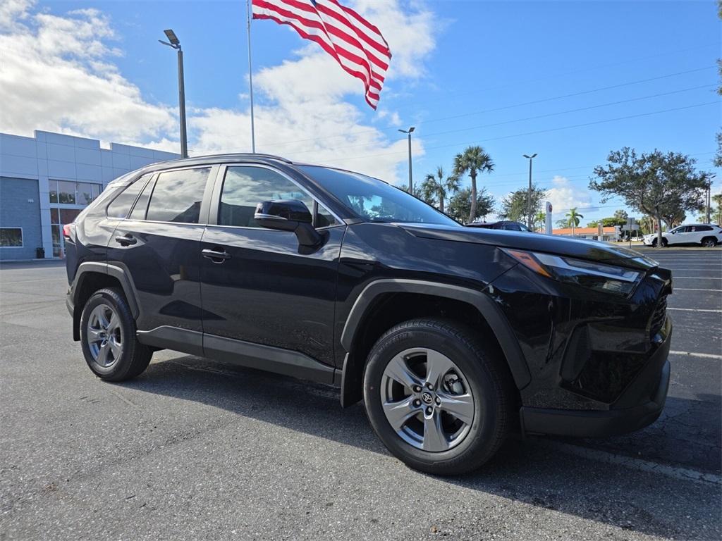 2025 Toyota RAV4 XLE's photo