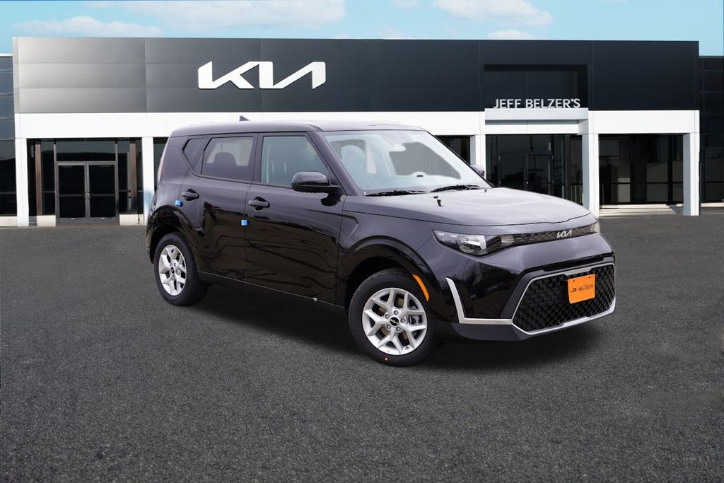2025 Kia Soul LX's photo