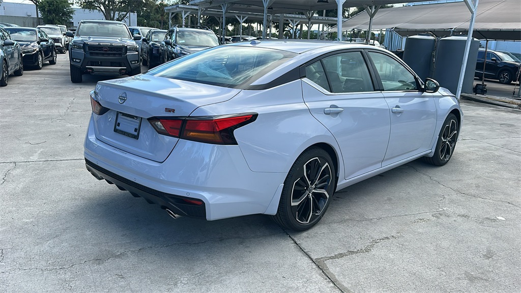 2025 Nissan Altima SR photo 6