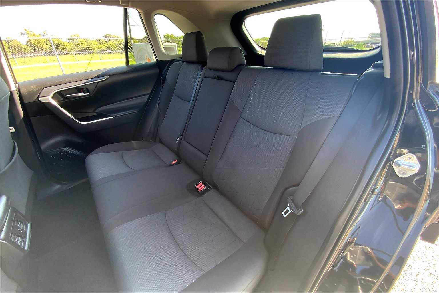 2022 Toyota RAV4 XLE photo 18