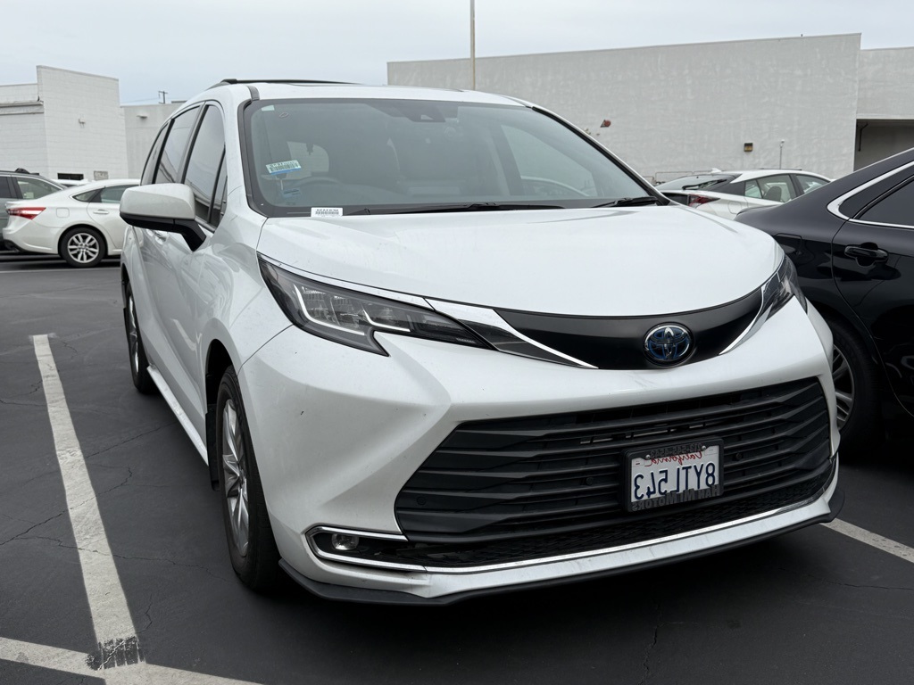 2022 Toyota Sienna XLE's photo
