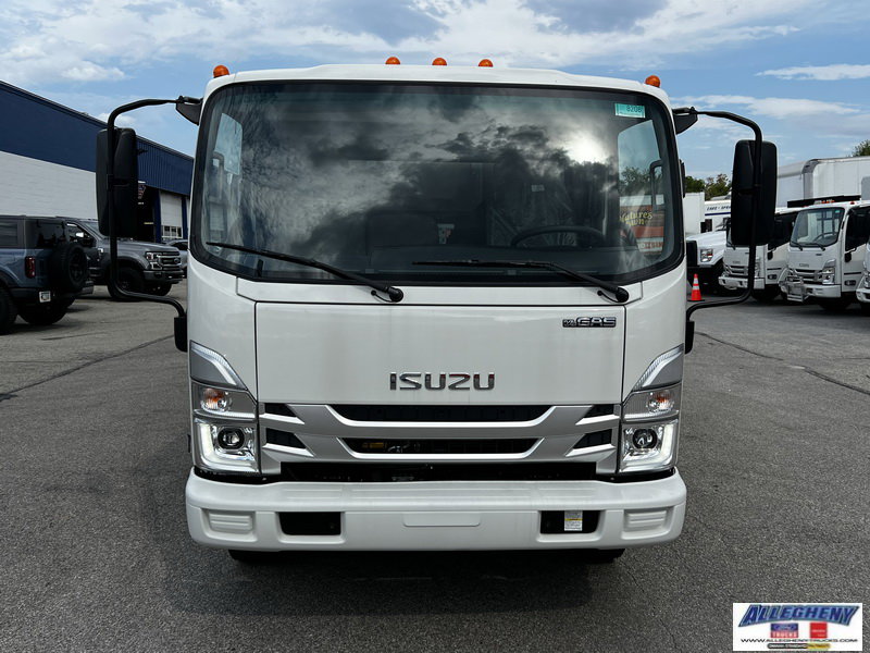 2025 Isuzu NRR photo 3