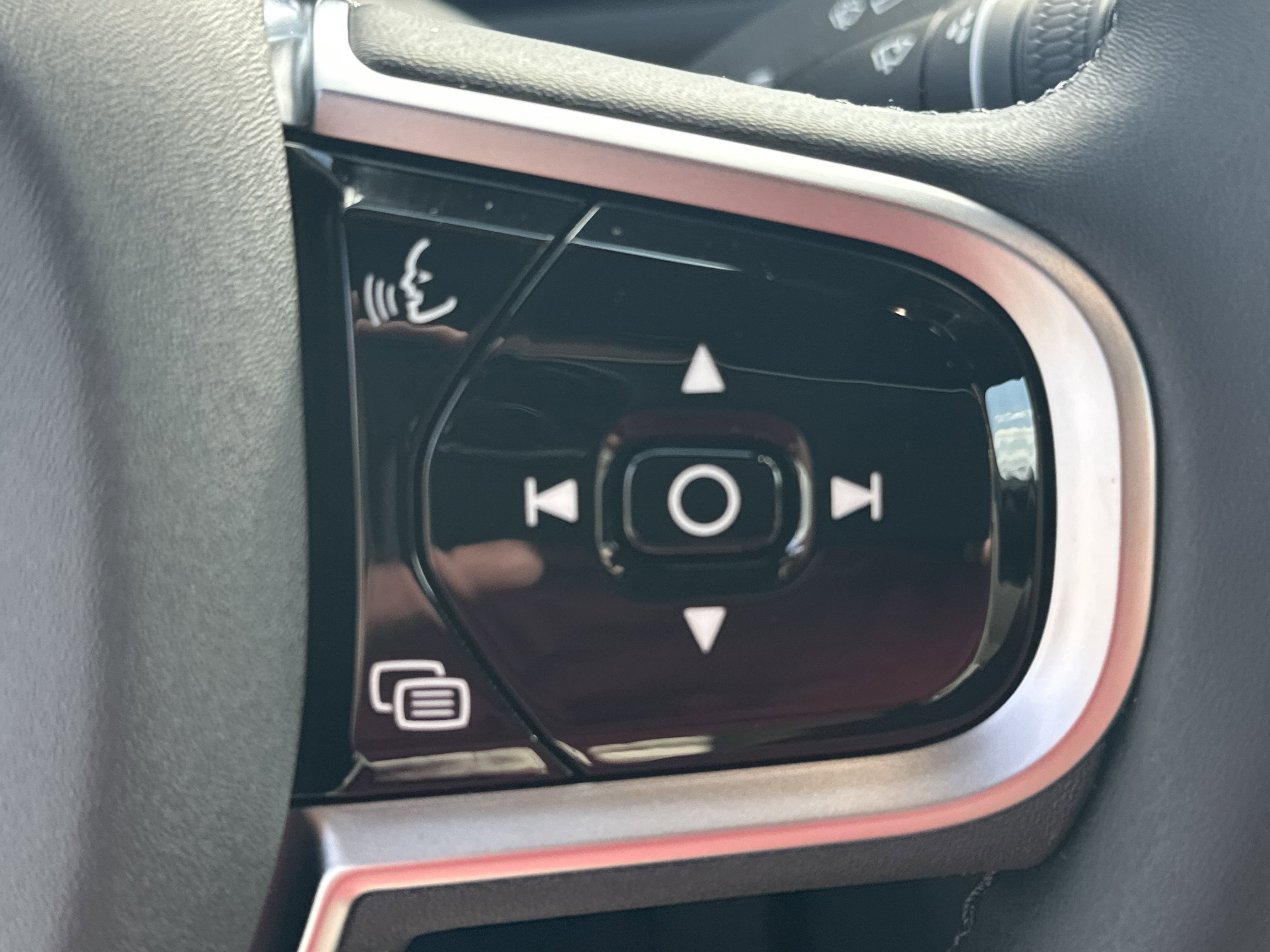 2026 Volvo XC90 AWD Plus photo 2