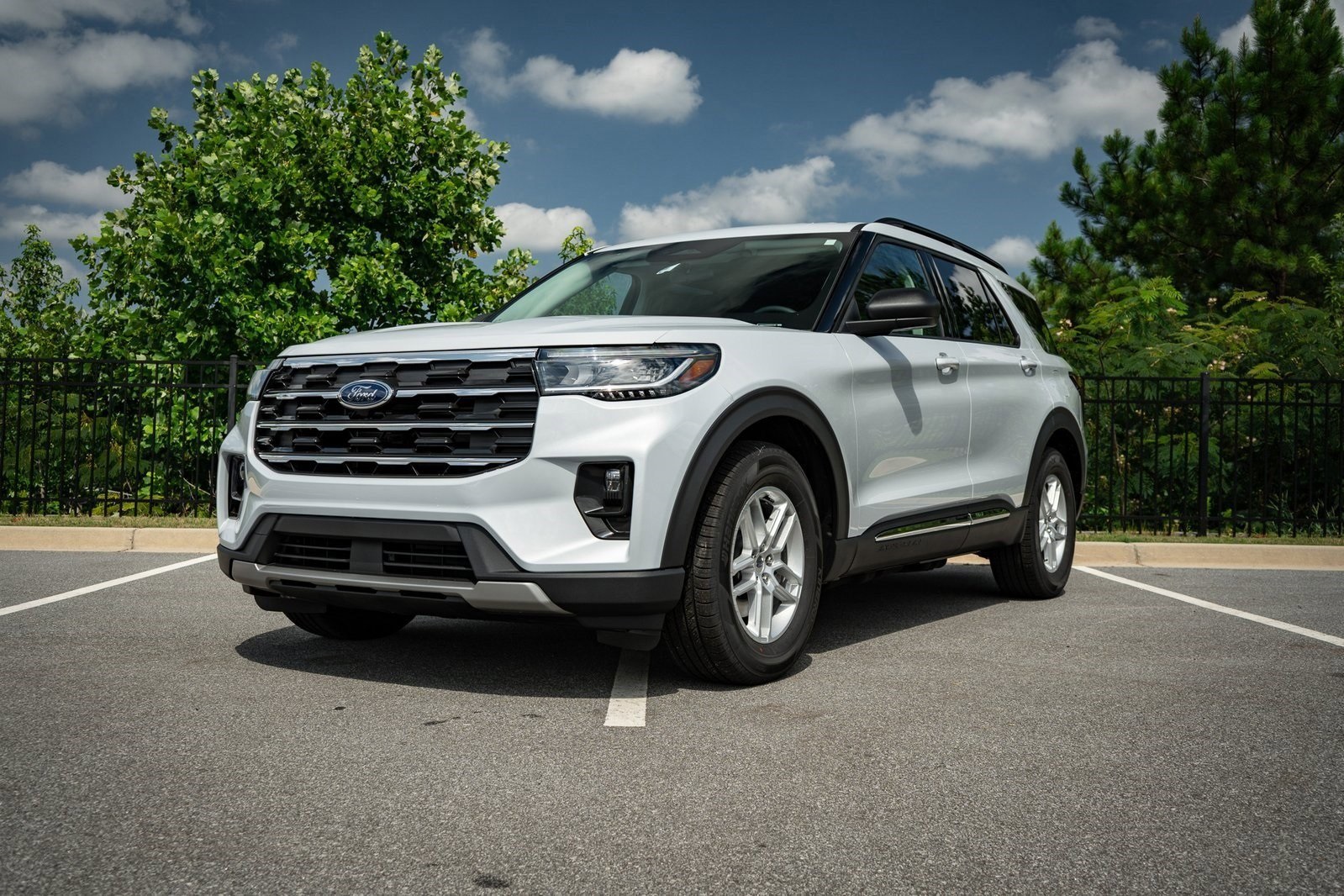 2025 Ford Explorer photo 3