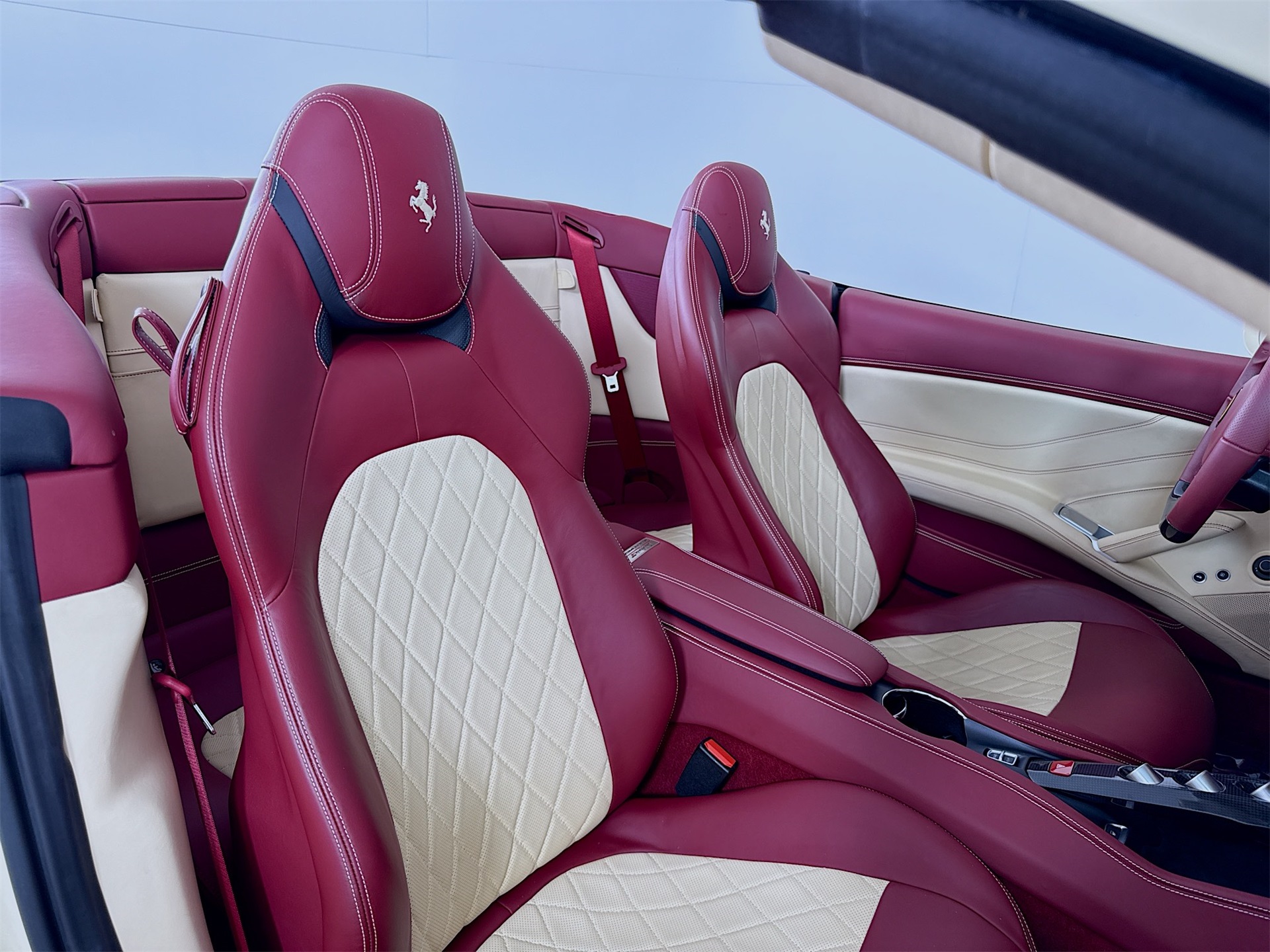 2017 Ferrari California T photo 20