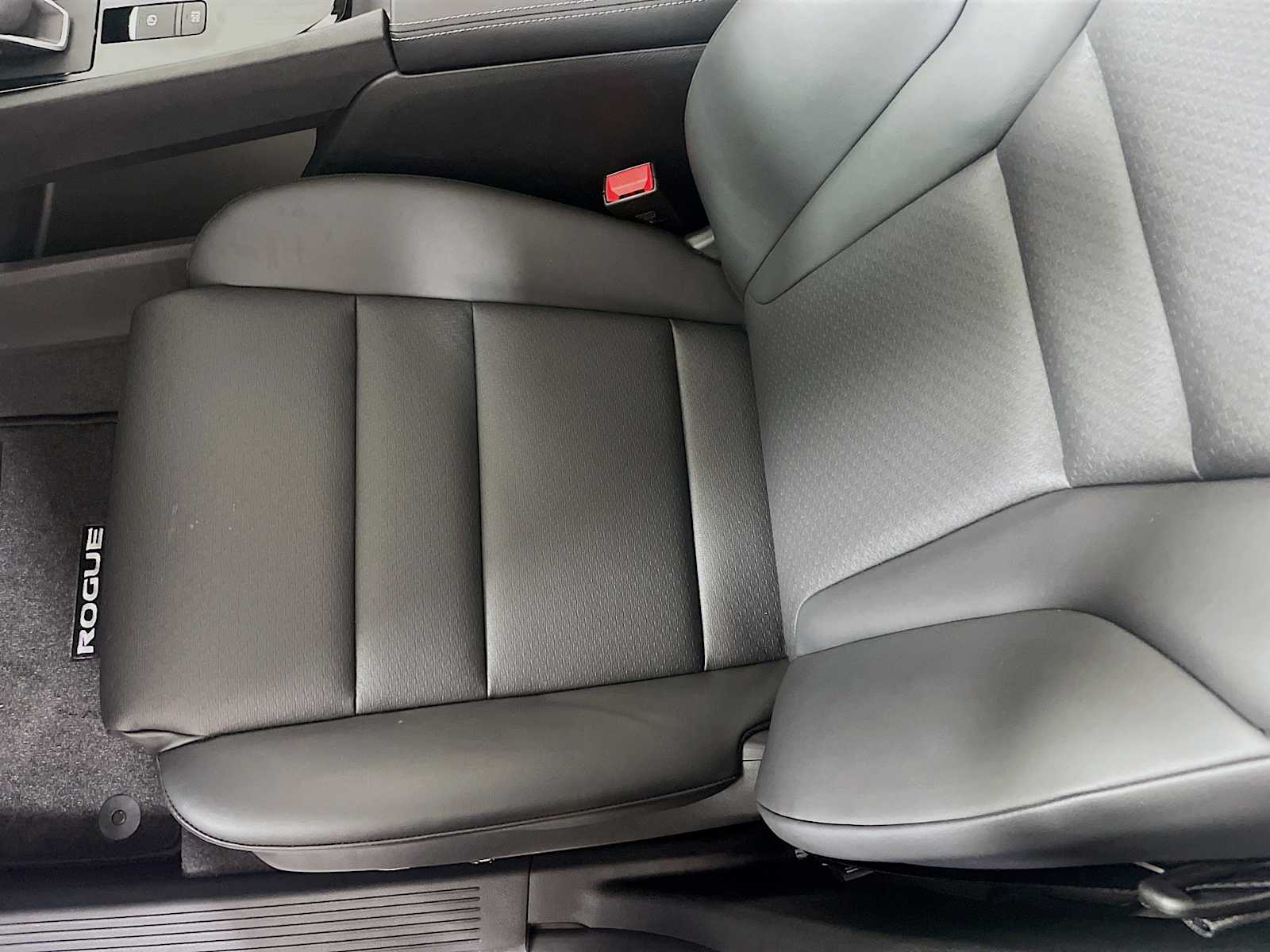 2026 Nissan Rogue SV photo 4