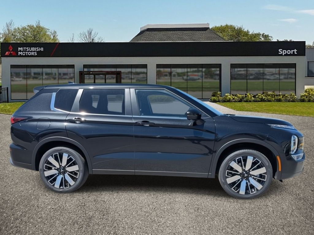 2025 Mitsubishi Outlander SE photo 2