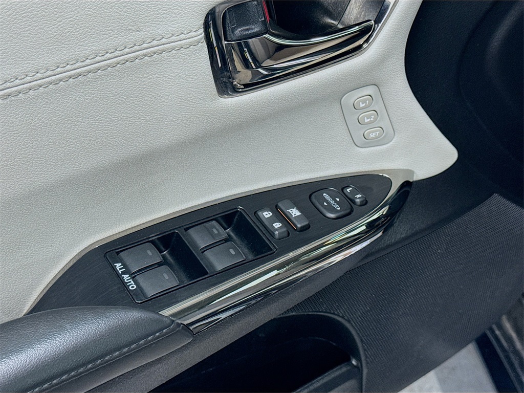 2016 Toyota Avalon XLE Premium photo 16