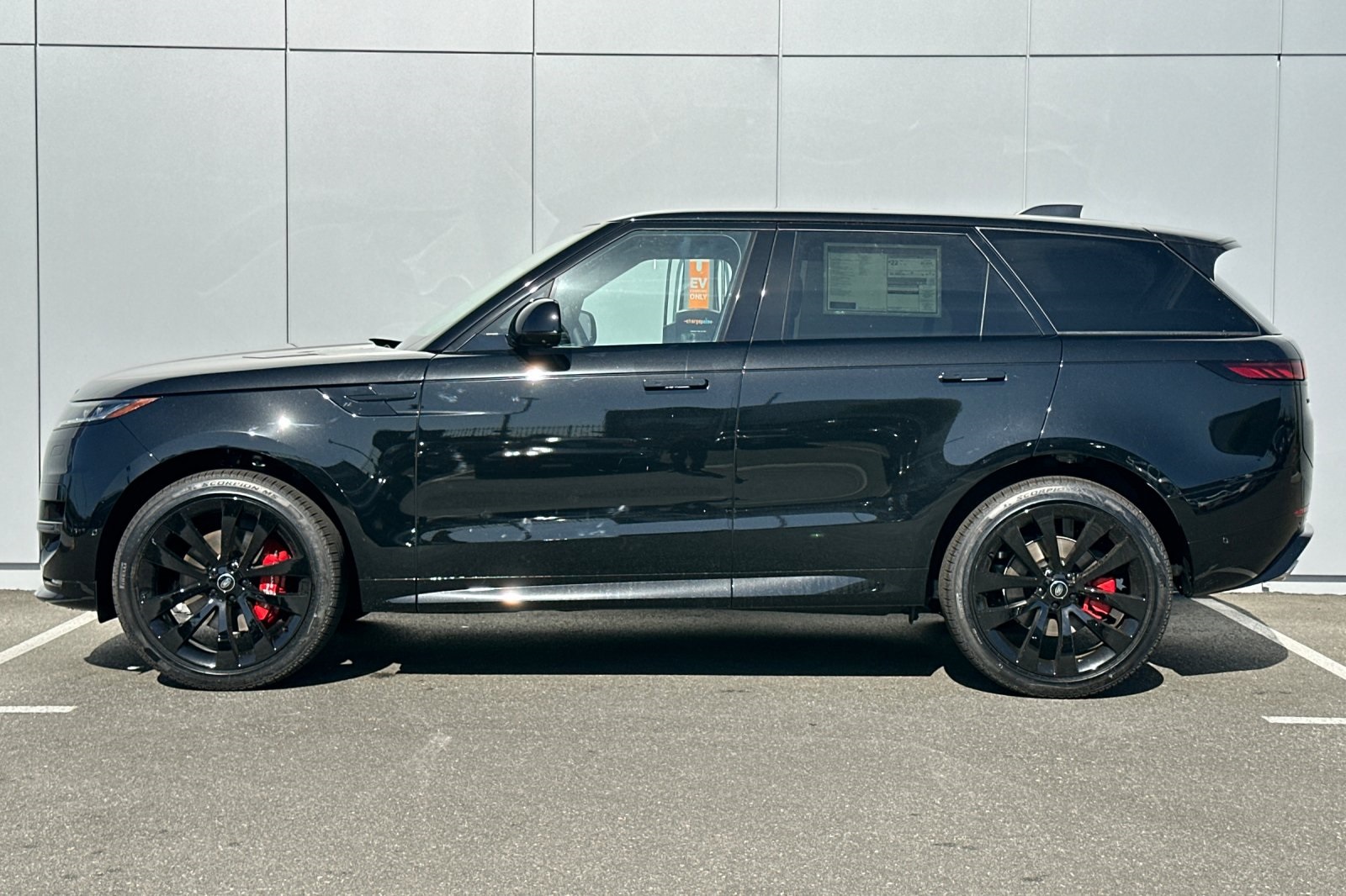 2025 Land Rover Range Rover Sport SE photo 3