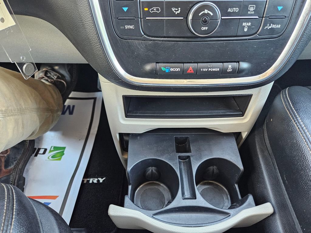 2016 Chrysler Town & Country Touring photo 11