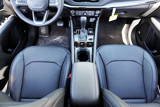 New 2025 Silver Zynith Metallic Clear-Coat Exterior Paint Jeep Limited image 24