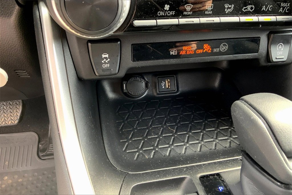 2025 Toyota RAV4 LE photo 32