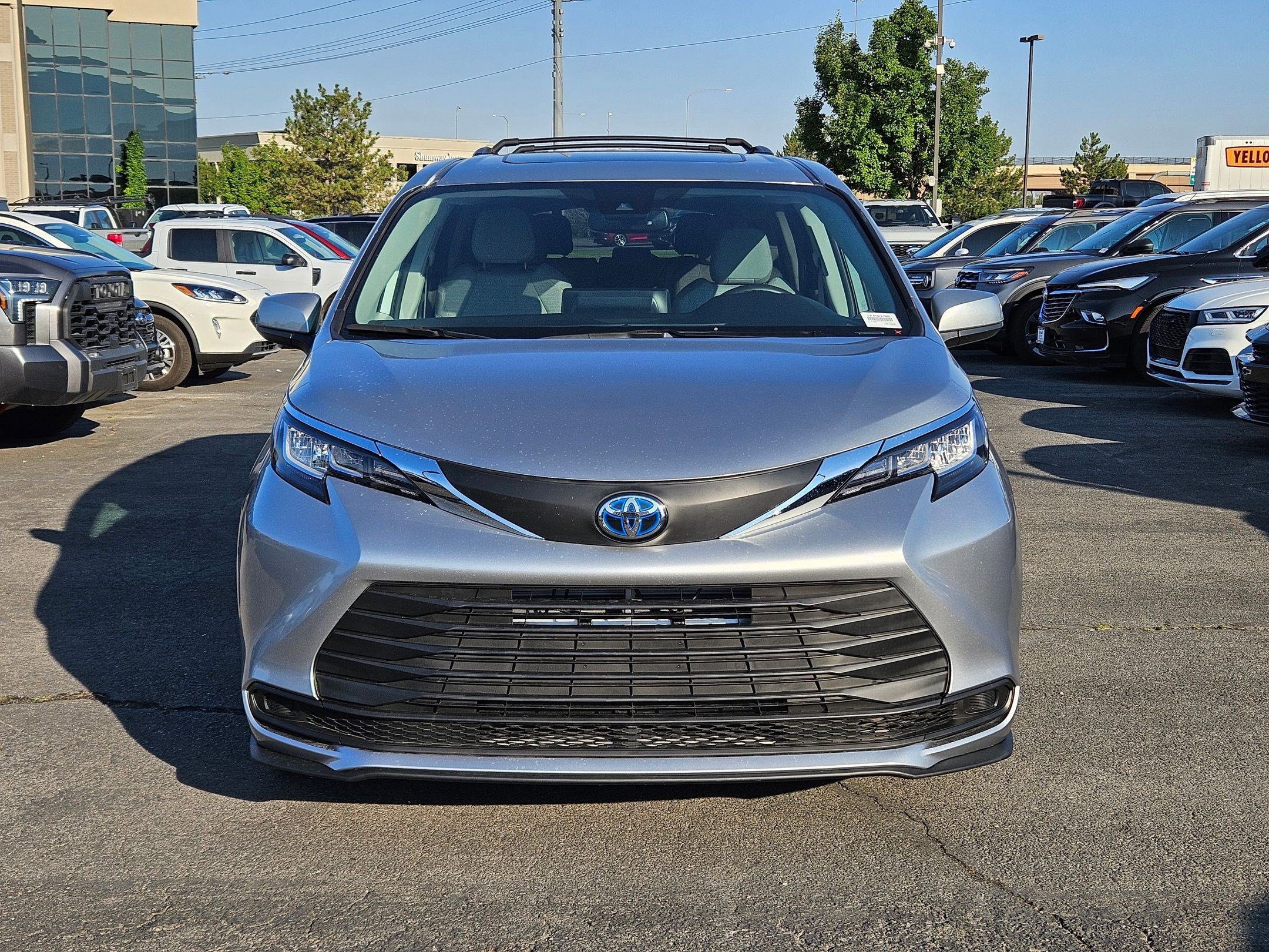2023 Toyota Sienna LE photo 8