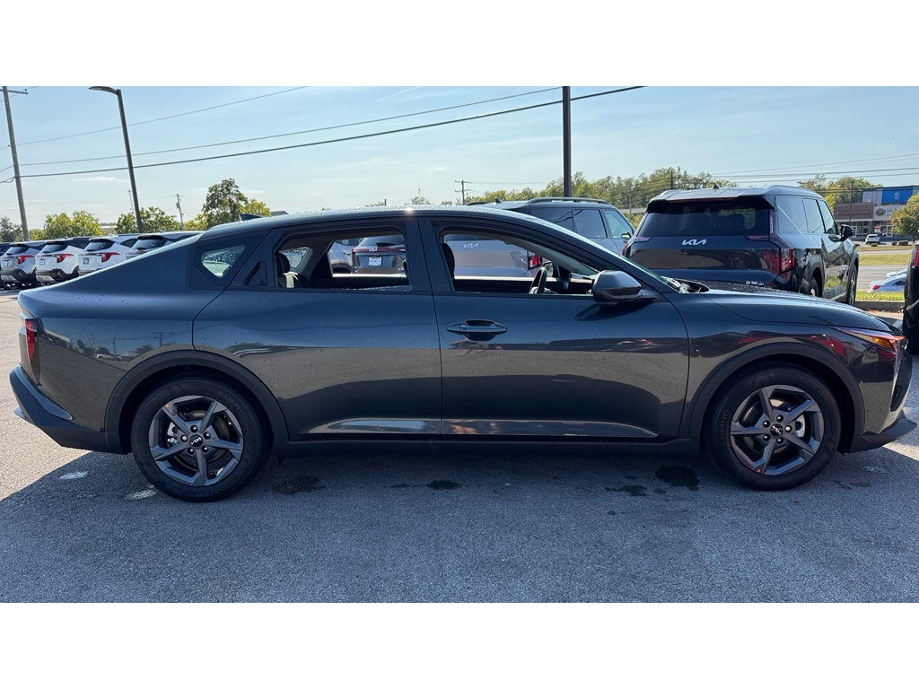 2025 Kia K4 LXS photo 2