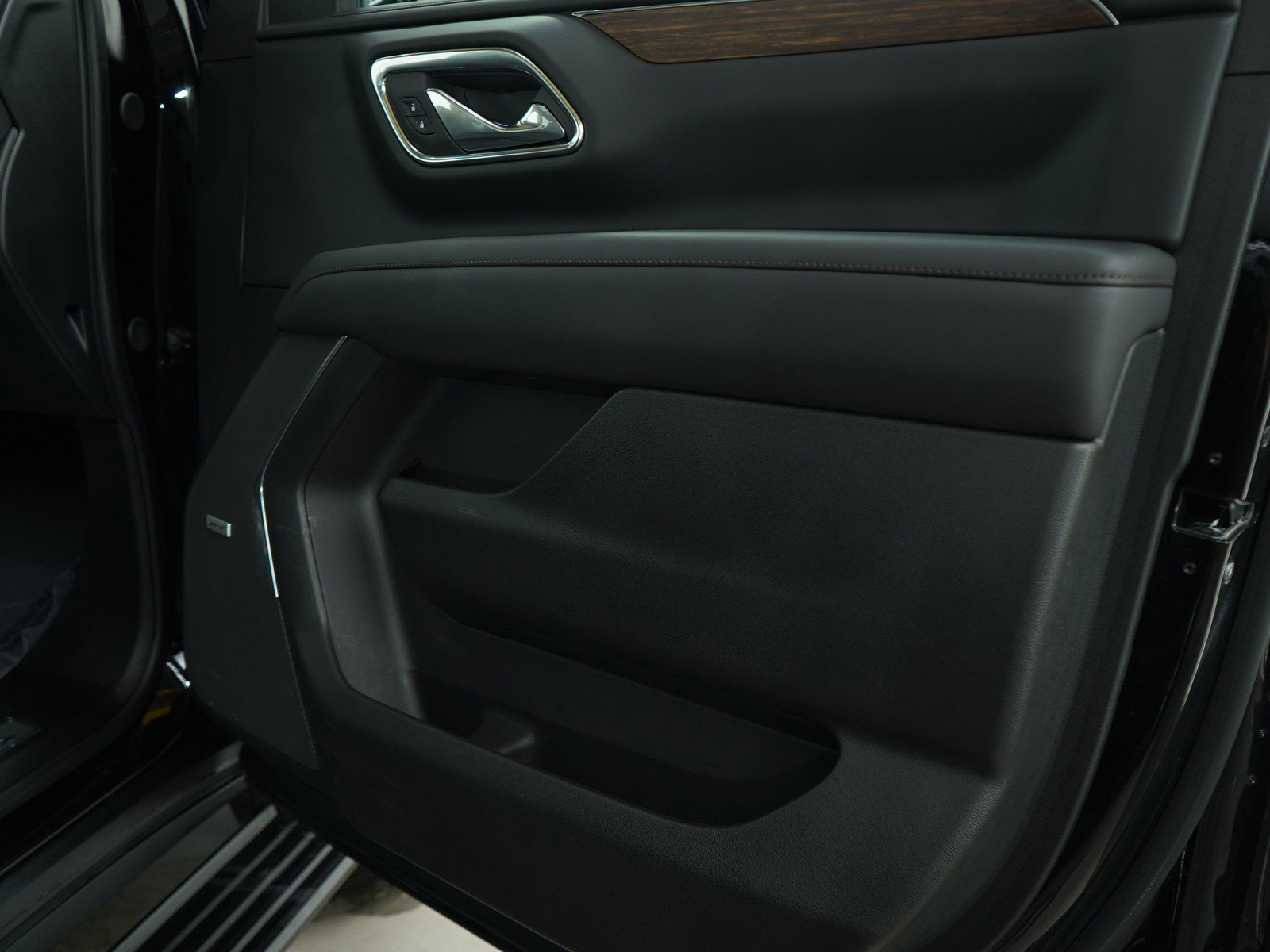 2024 Chevrolet Suburban High Country photo 8