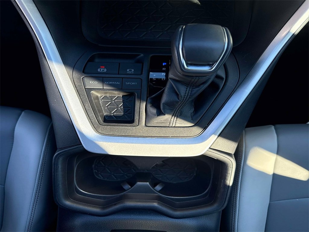2020 Toyota RAV4 XLE Premium photo 22