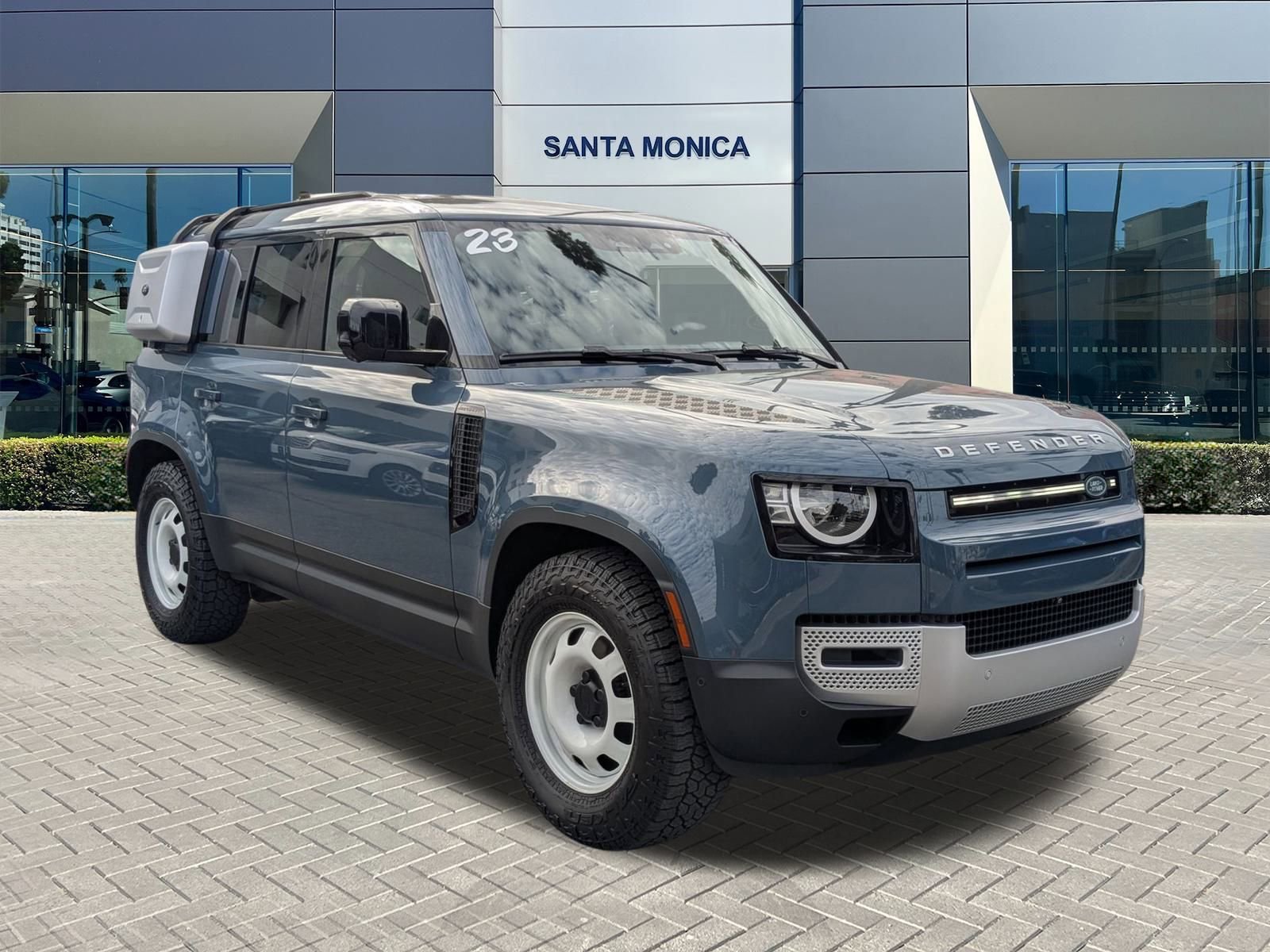 2023 Land Rover Defender 110 photo 2