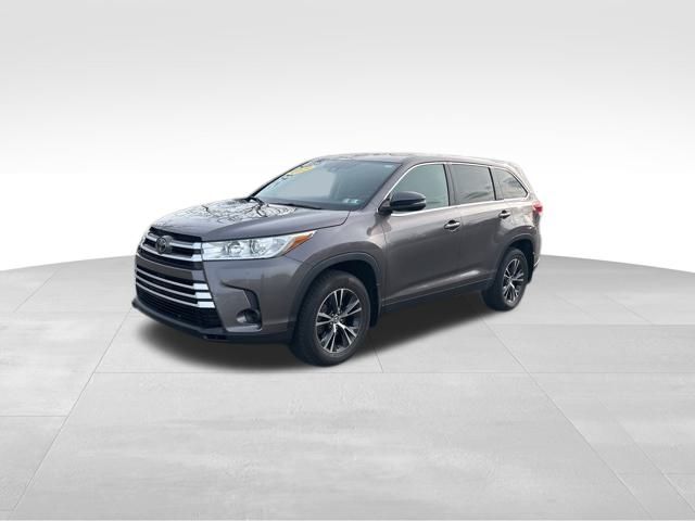 2019 Toyota Highlander LE's photo