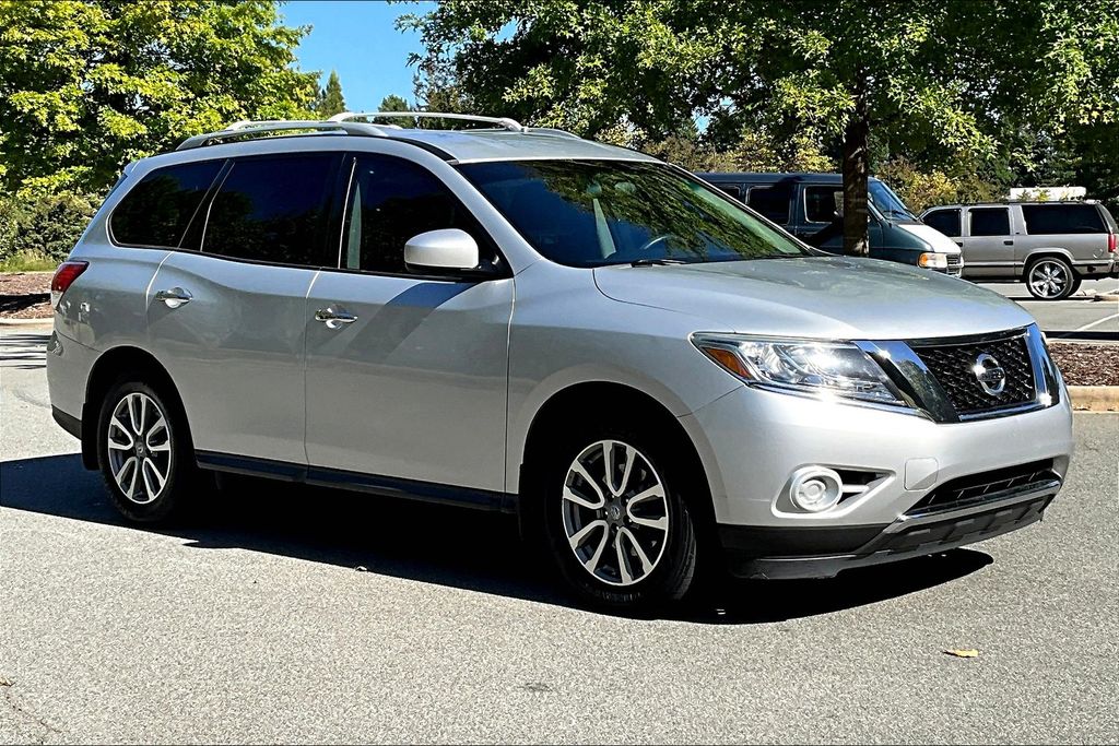 2015 Nissan Pathfinder S photo 2