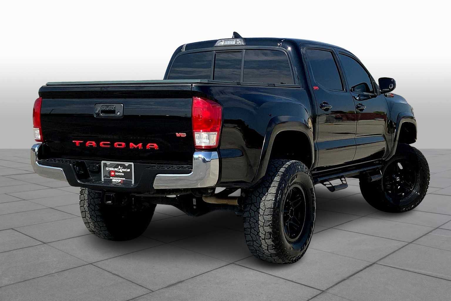 2017 Toyota Tacoma SR5 photo 12