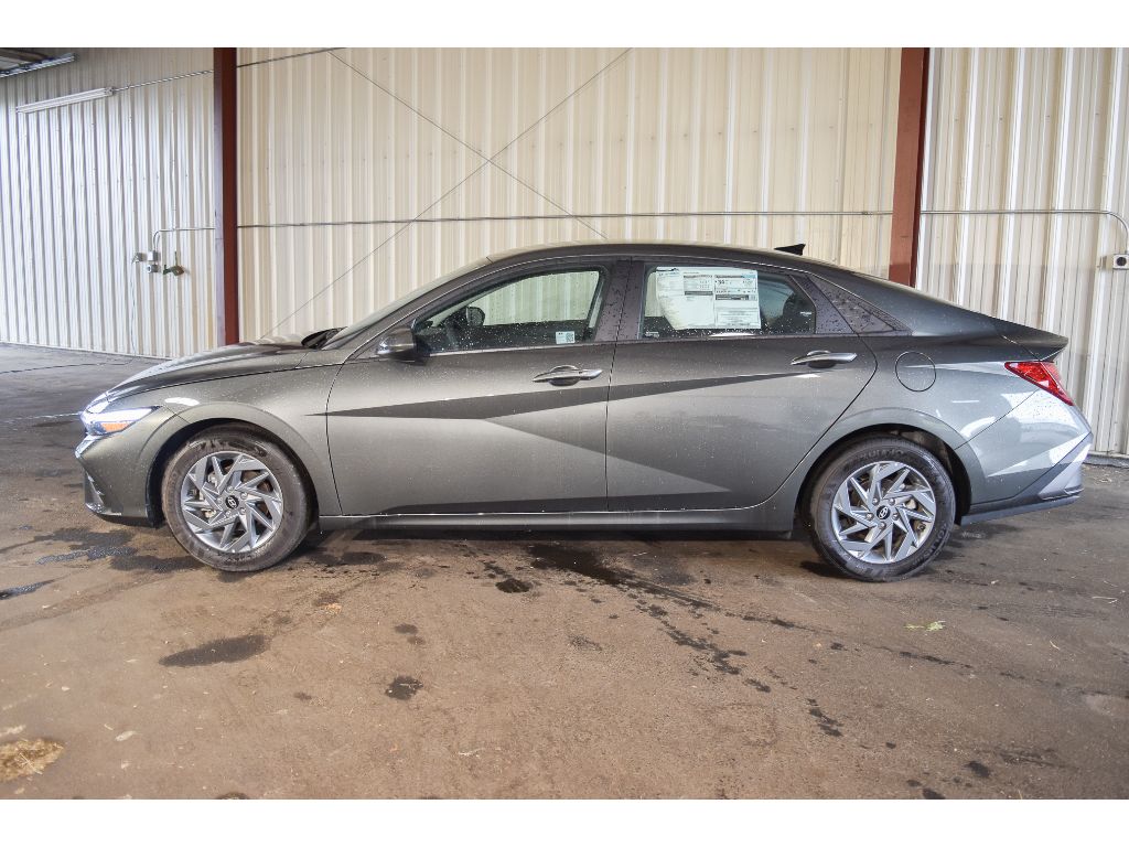 2024 Hyundai Elantra SEL photo 4