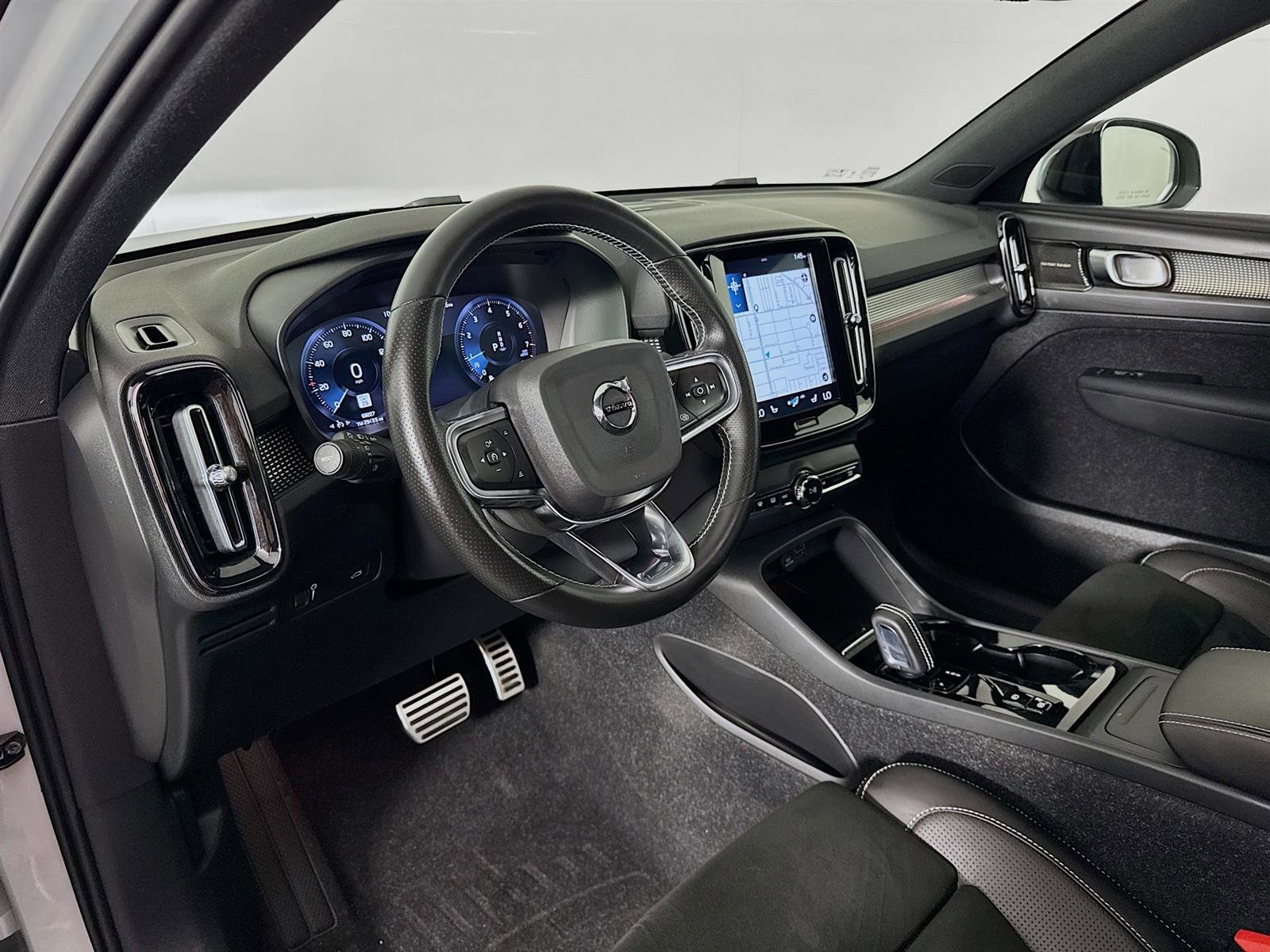 2021 Volvo XC40 T5 R-Design photo 9