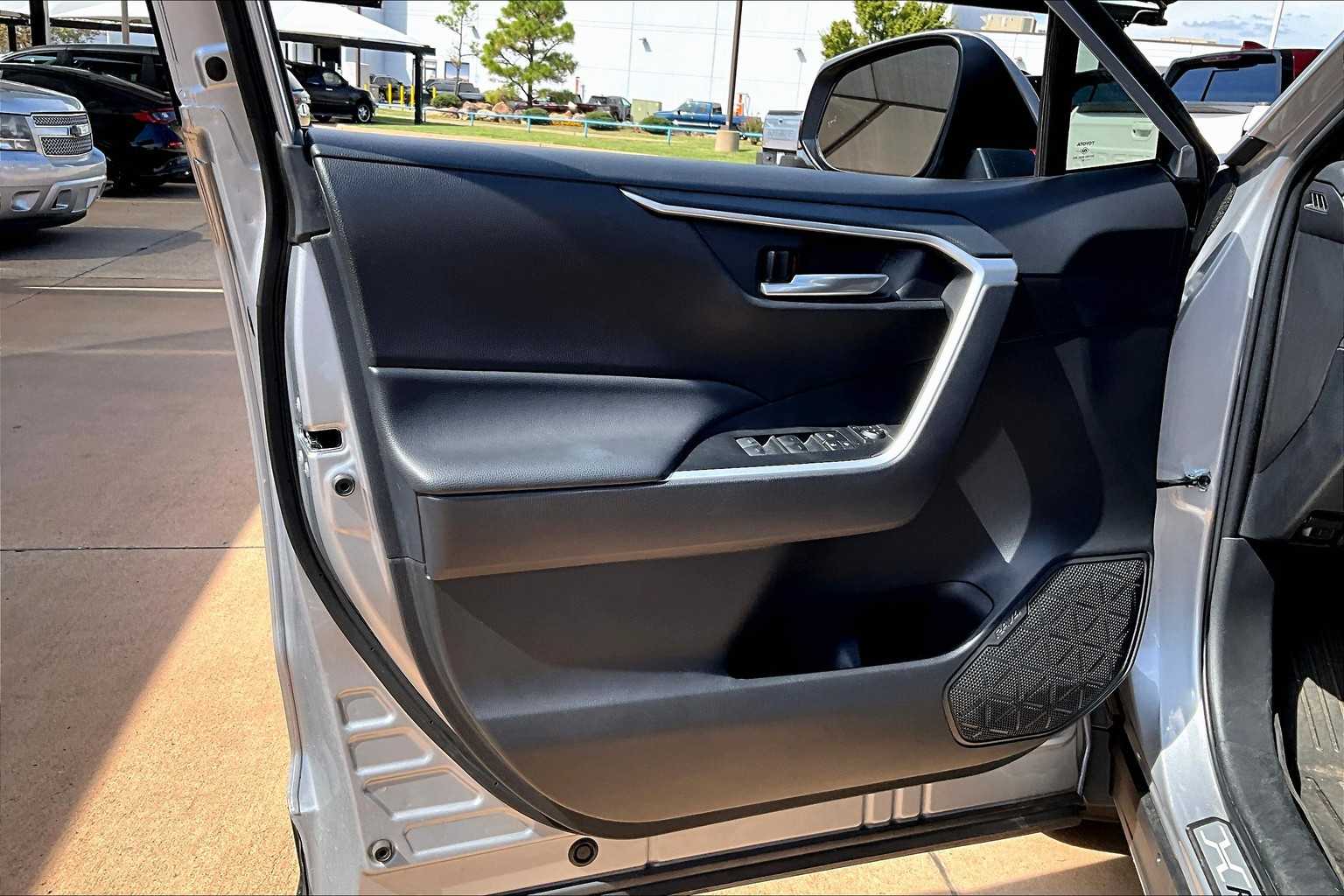 2023 Toyota RAV4 XLE photo 20