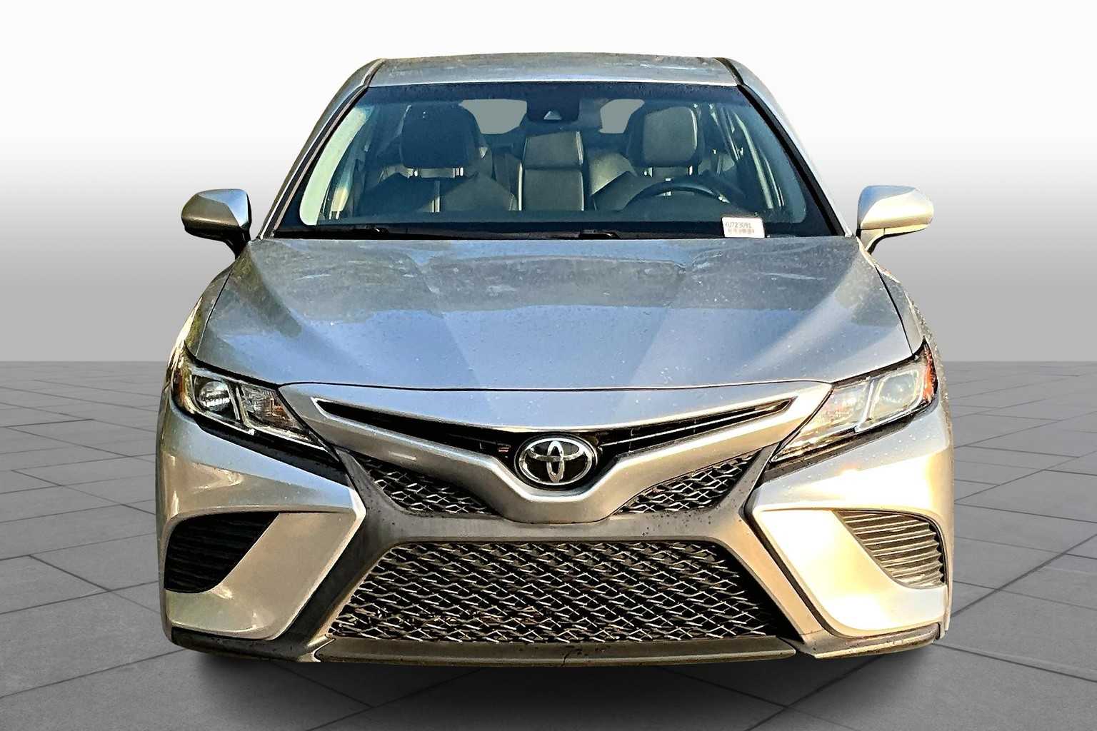 2019 Toyota Camry SE photo 3