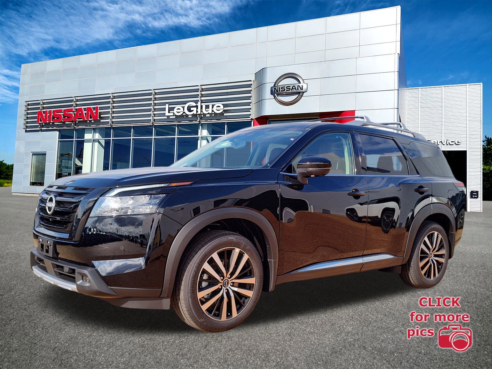 2025 Nissan Pathfinder Platinum's photo