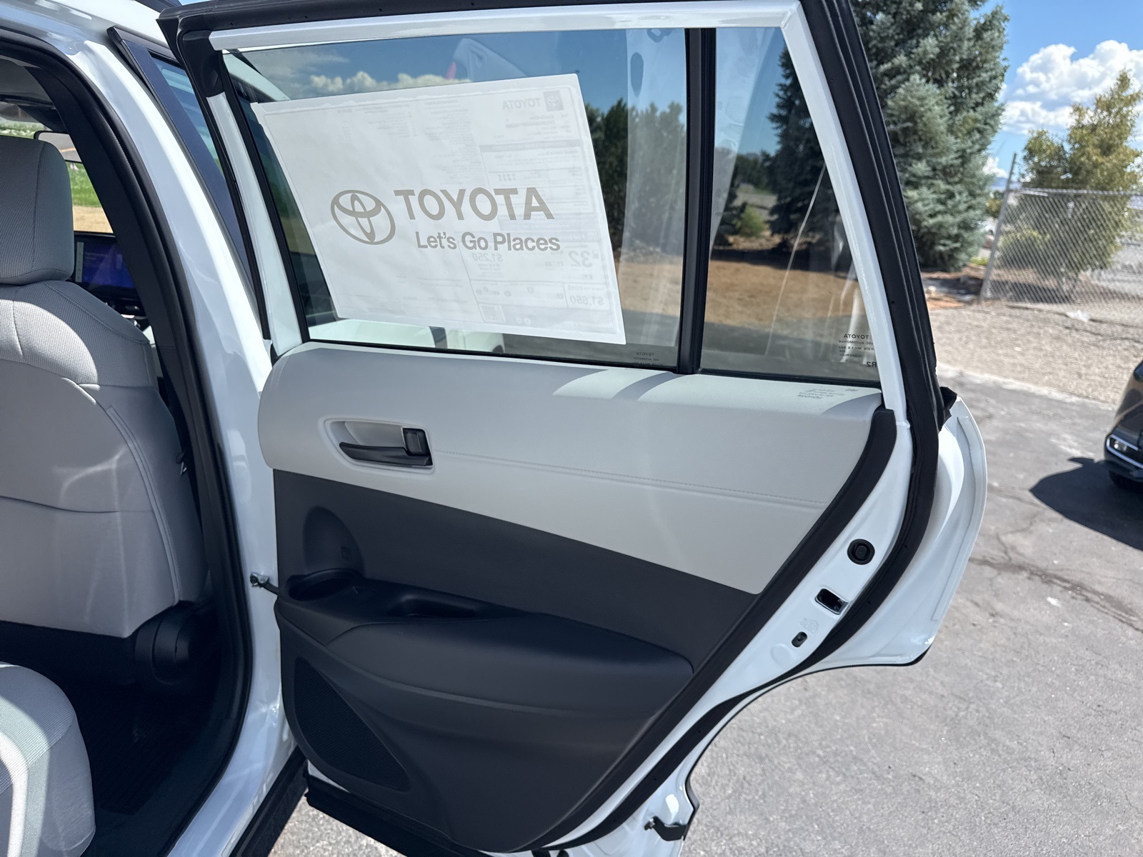 2025 Toyota Corolla Cross LE photo 31