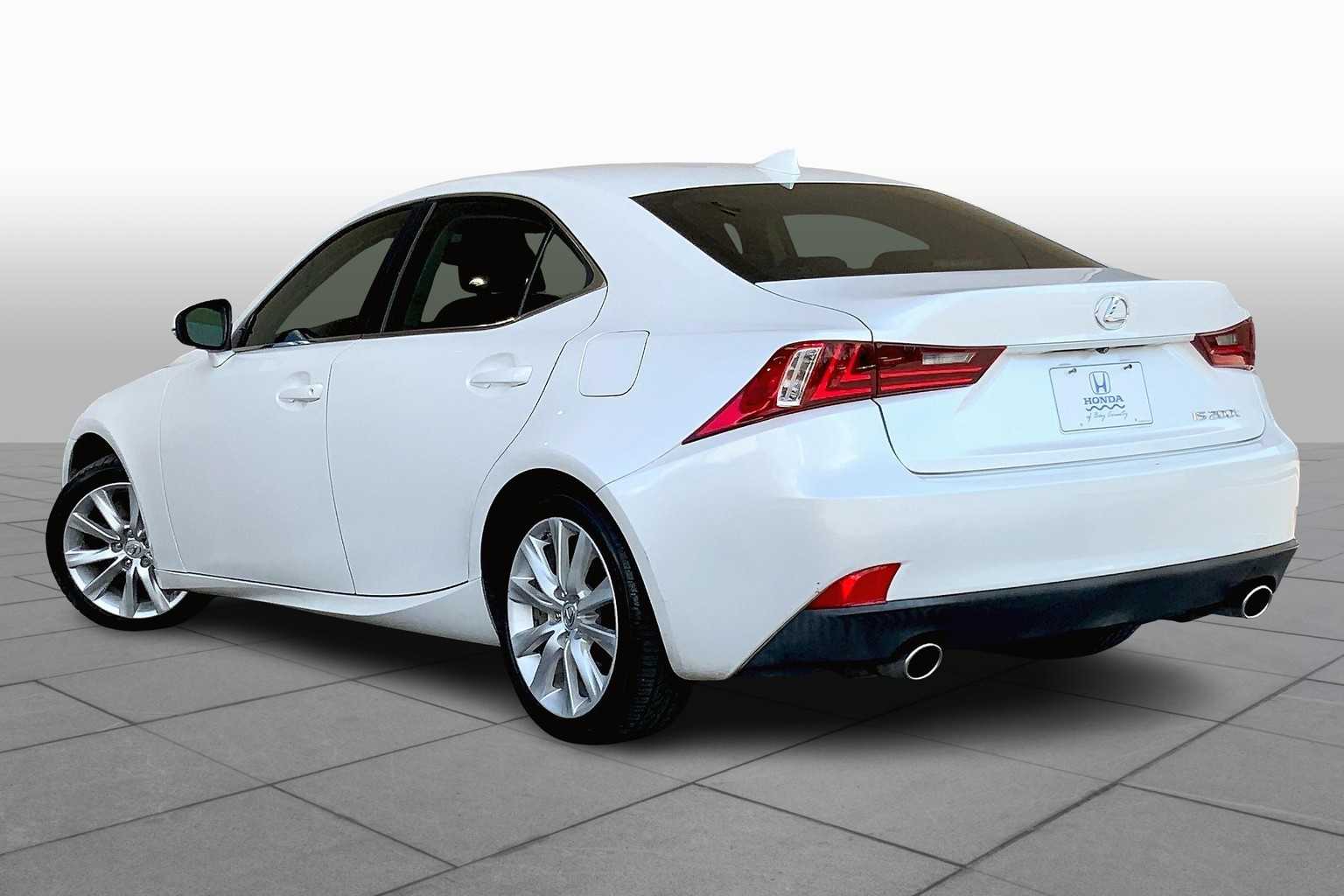 2016 Lexus IS 200t photo 9