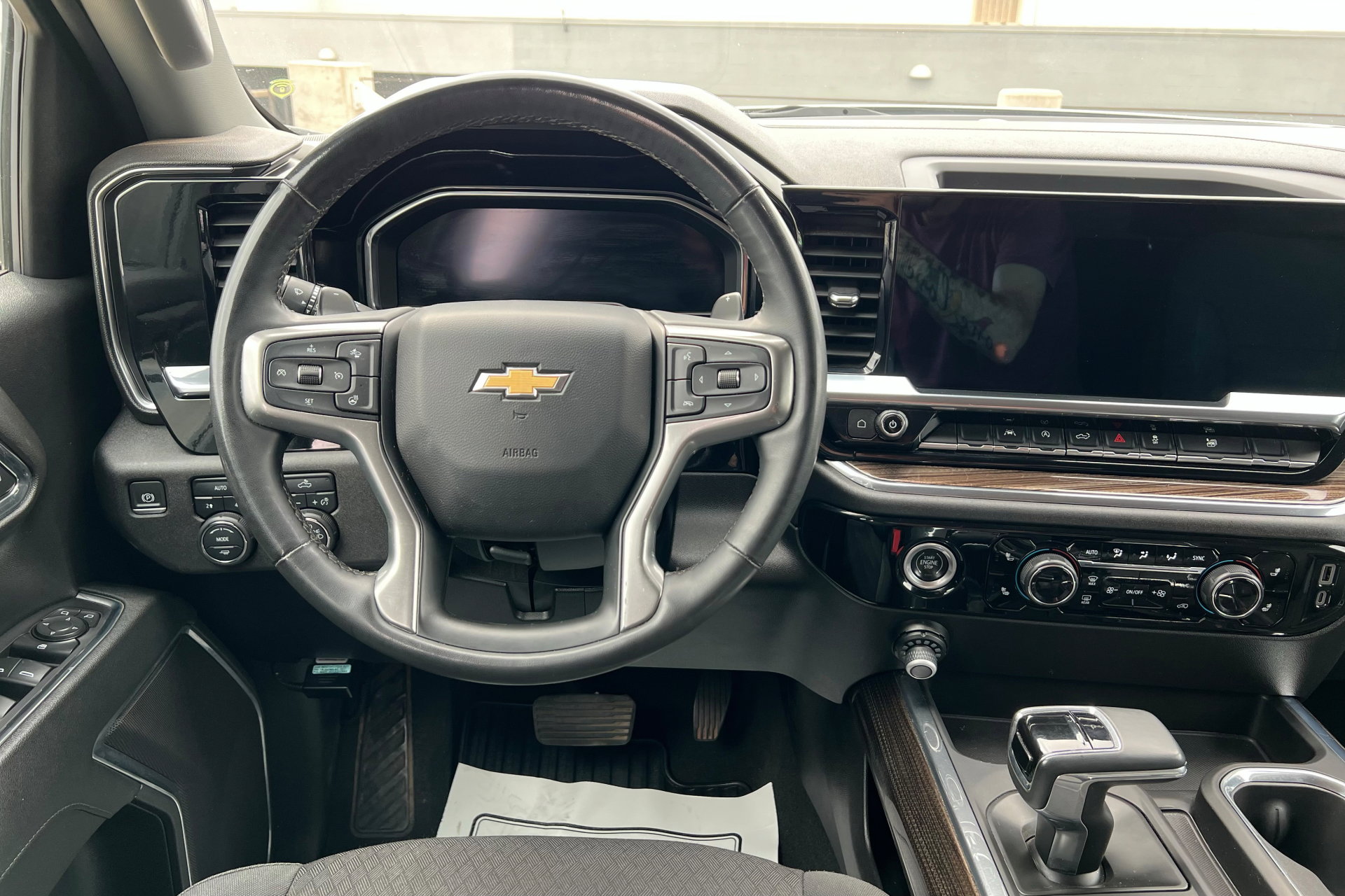 2024 Chevrolet Silverado 1500 LT photo 12