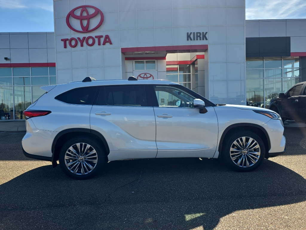 2022 Toyota Highlander Platinum's photo