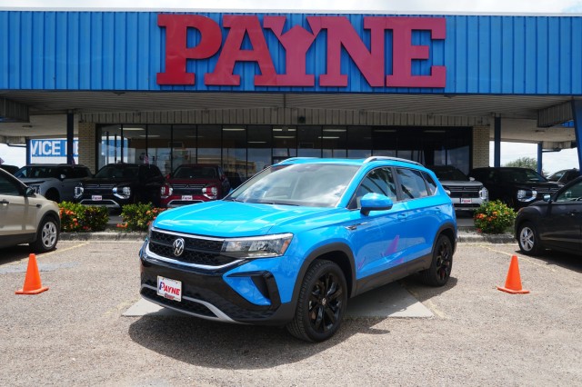 2023 Volkswagen Taos SE's photo