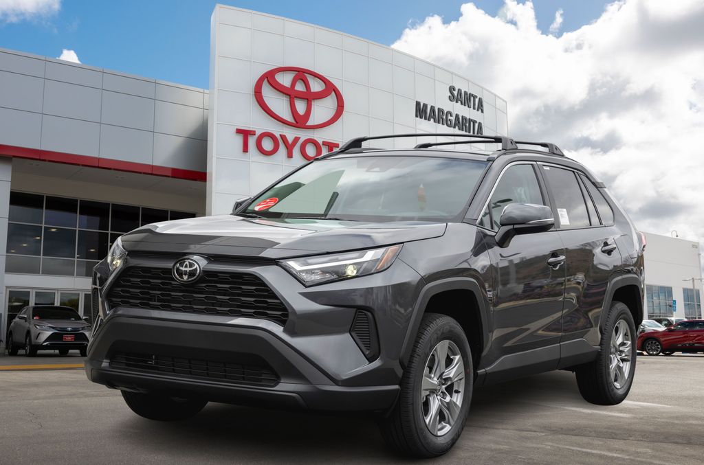 2025 Toyota RAV4 XLE's photo