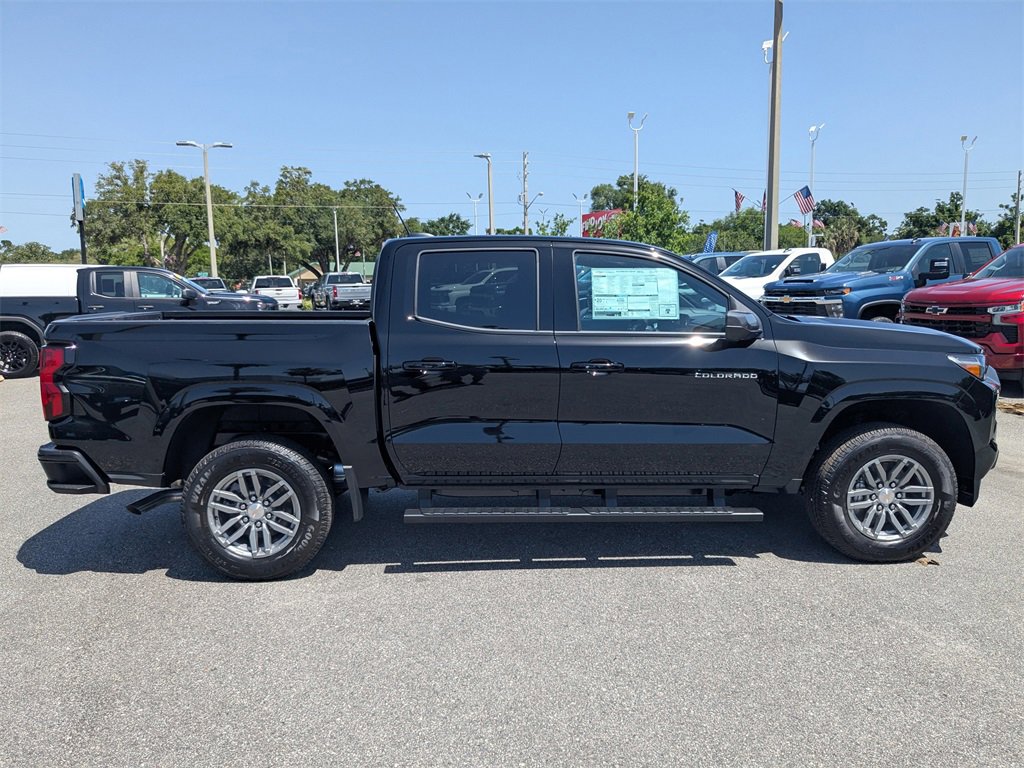 2025 Chevrolet Colorado Work Truck LT photo 3