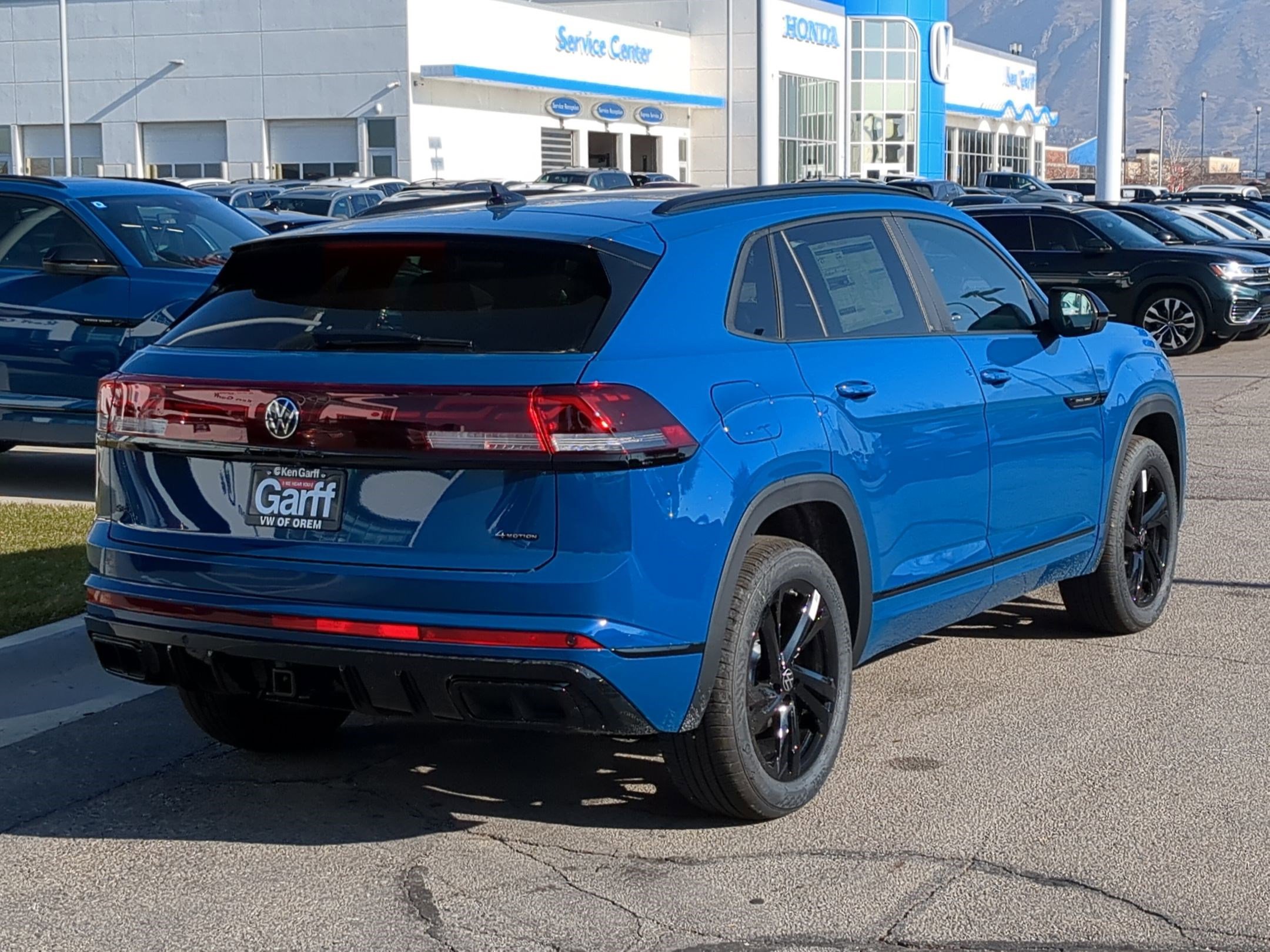 2025 Volkswagen Atlas Cross Sport SEL R-Line photo 3