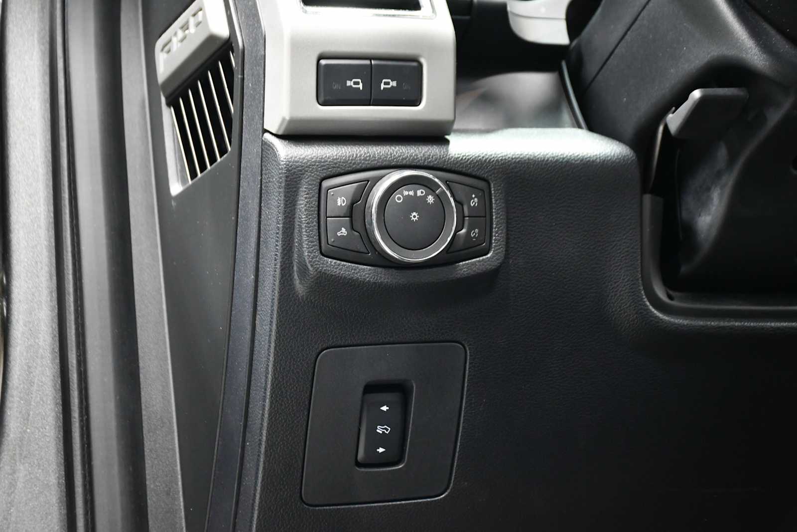 2015 Ford F-150 Lariat photo 13
