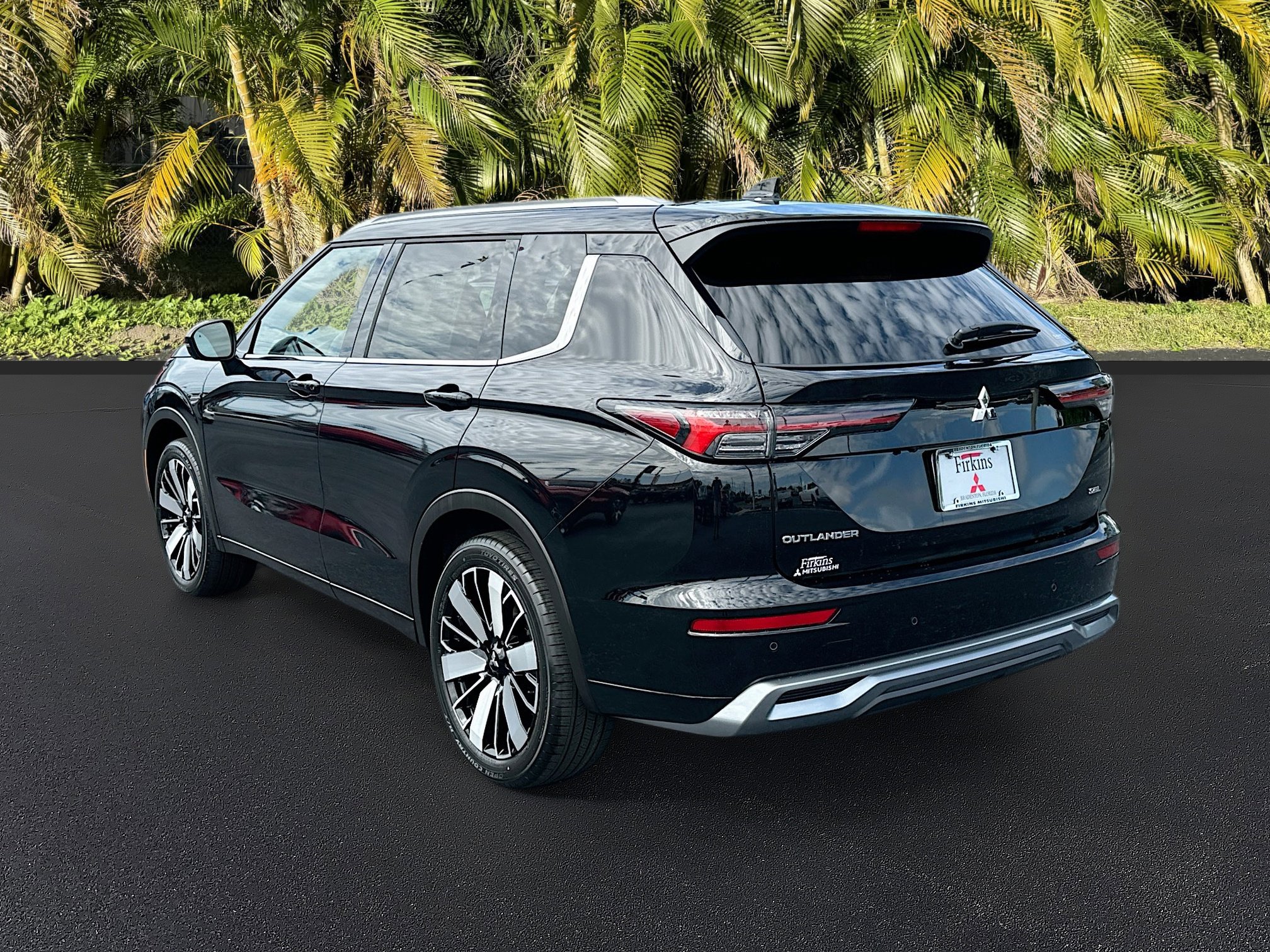 2025 Mitsubishi Outlander SEL photo 3