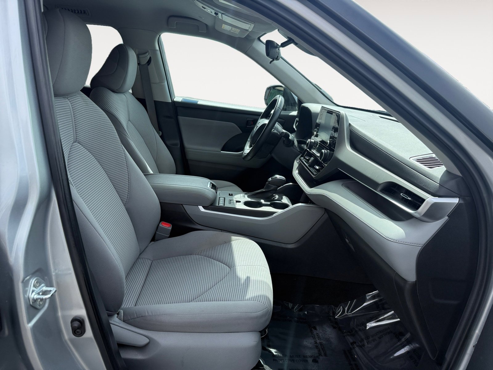 2022 Toyota Highlander LE photo 18