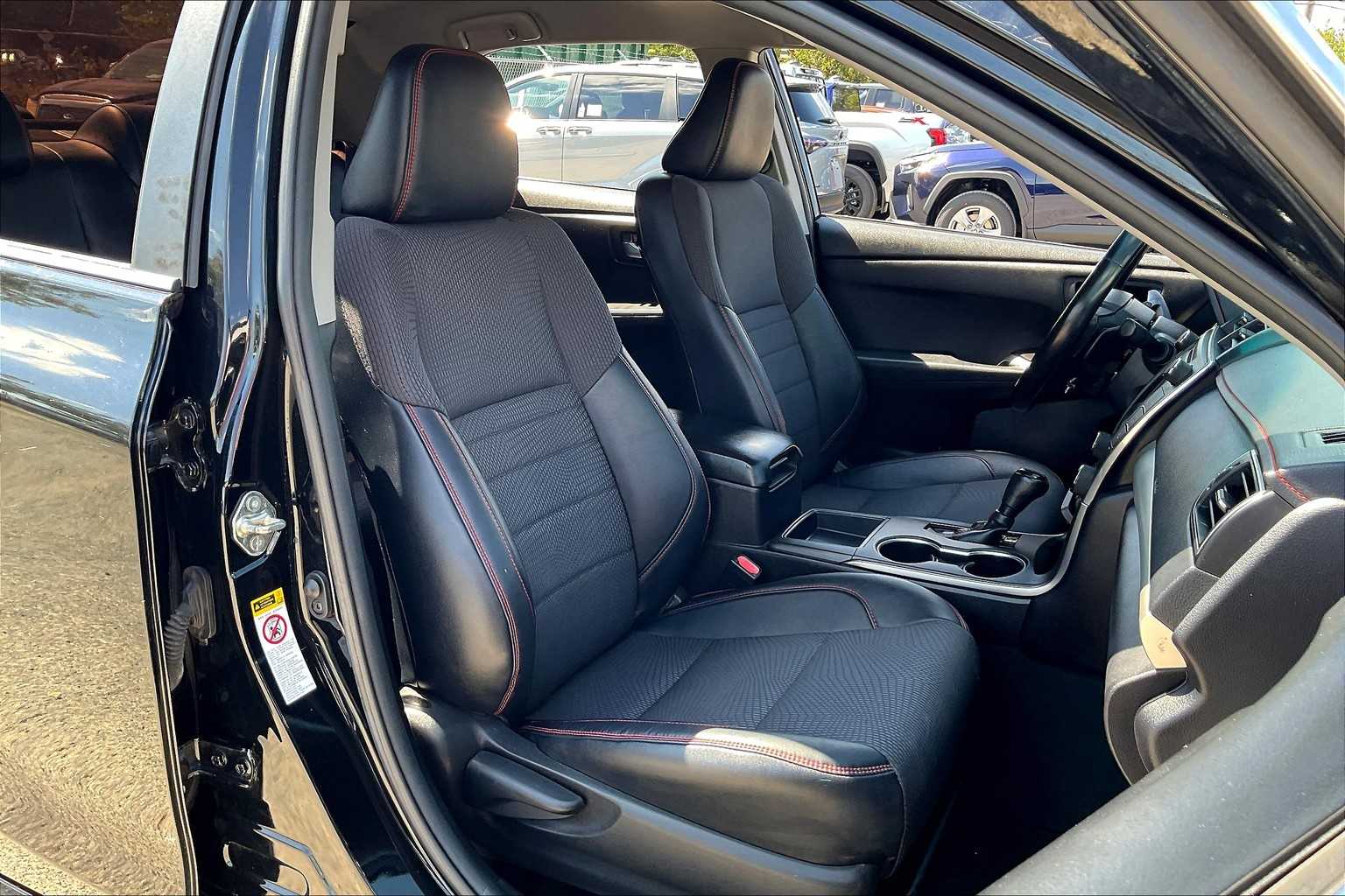 2016 Toyota Camry SE photo 8