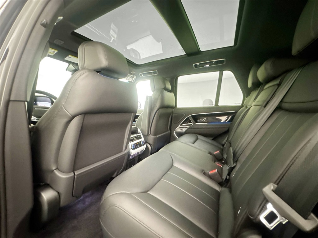 2025 Land Rover Range Rover SE photo 19