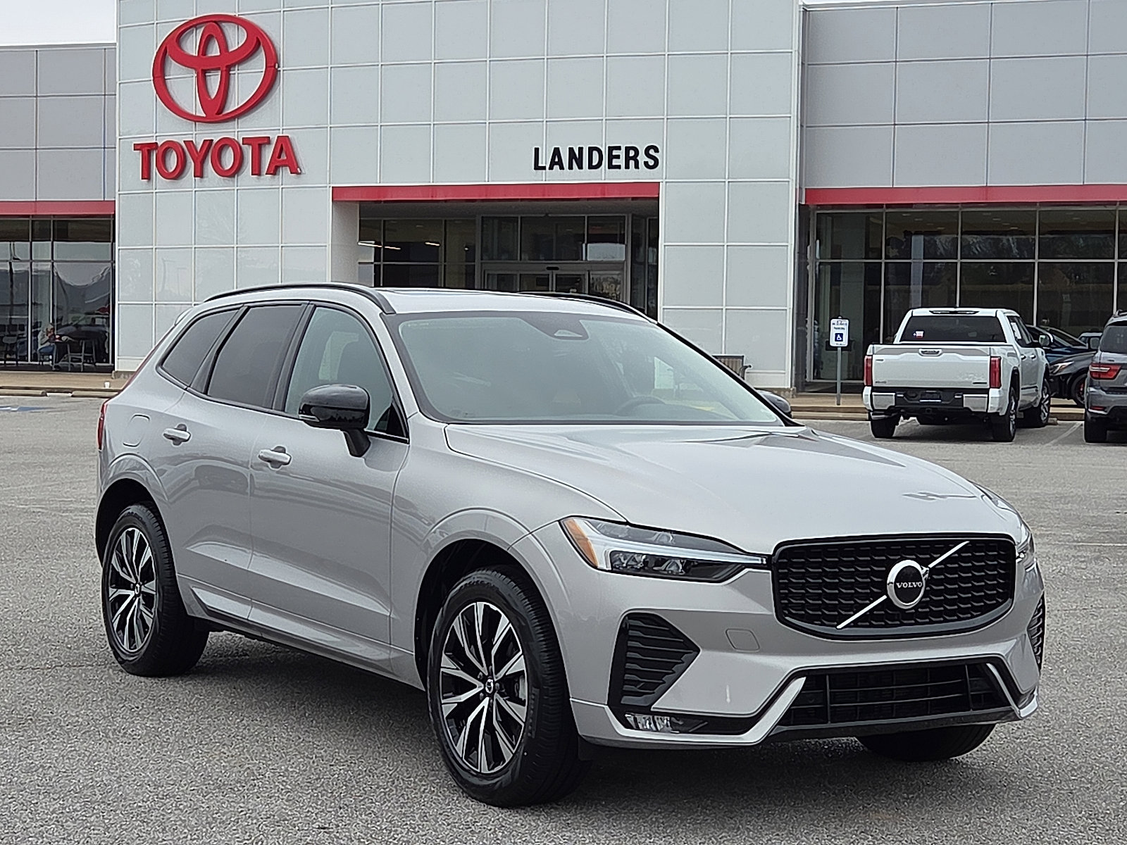 2024 Volvo XC60 Core's photo