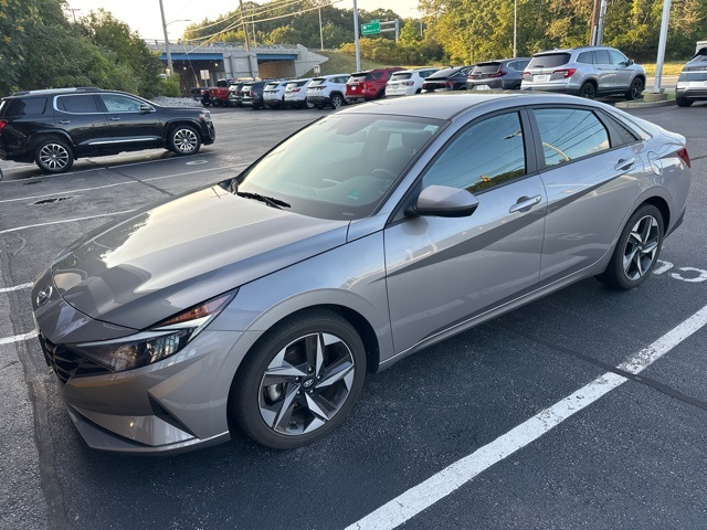 2023 Hyundai Elantra SEL photo 3