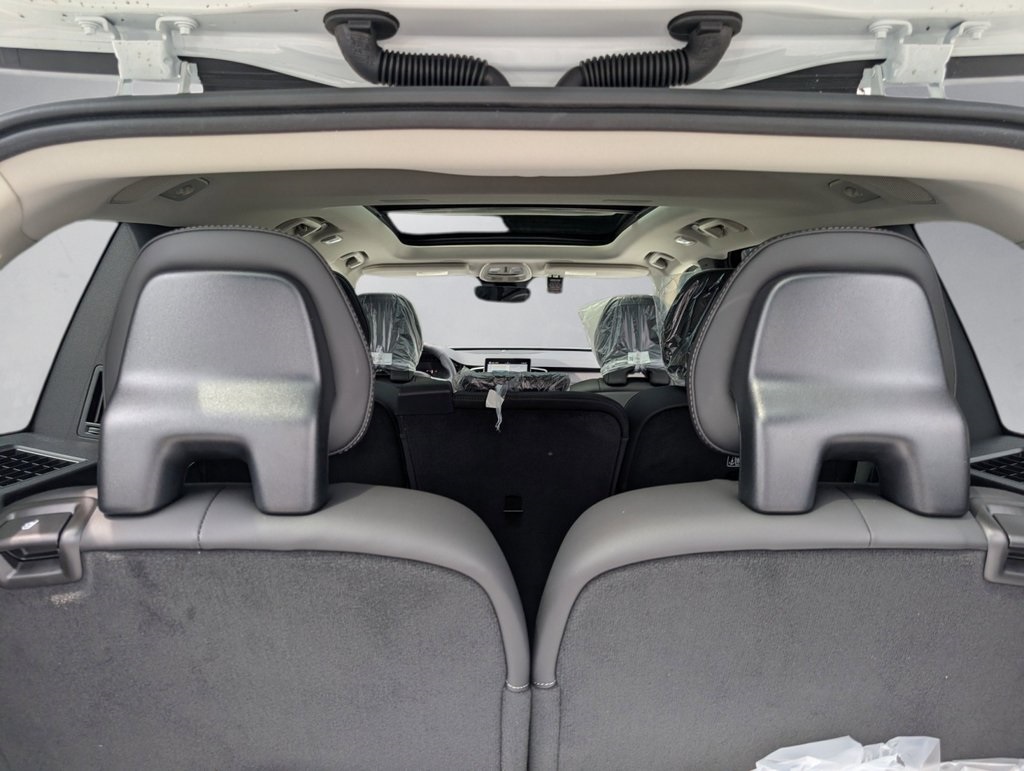 2025 Volvo XC90 T8 photo 7