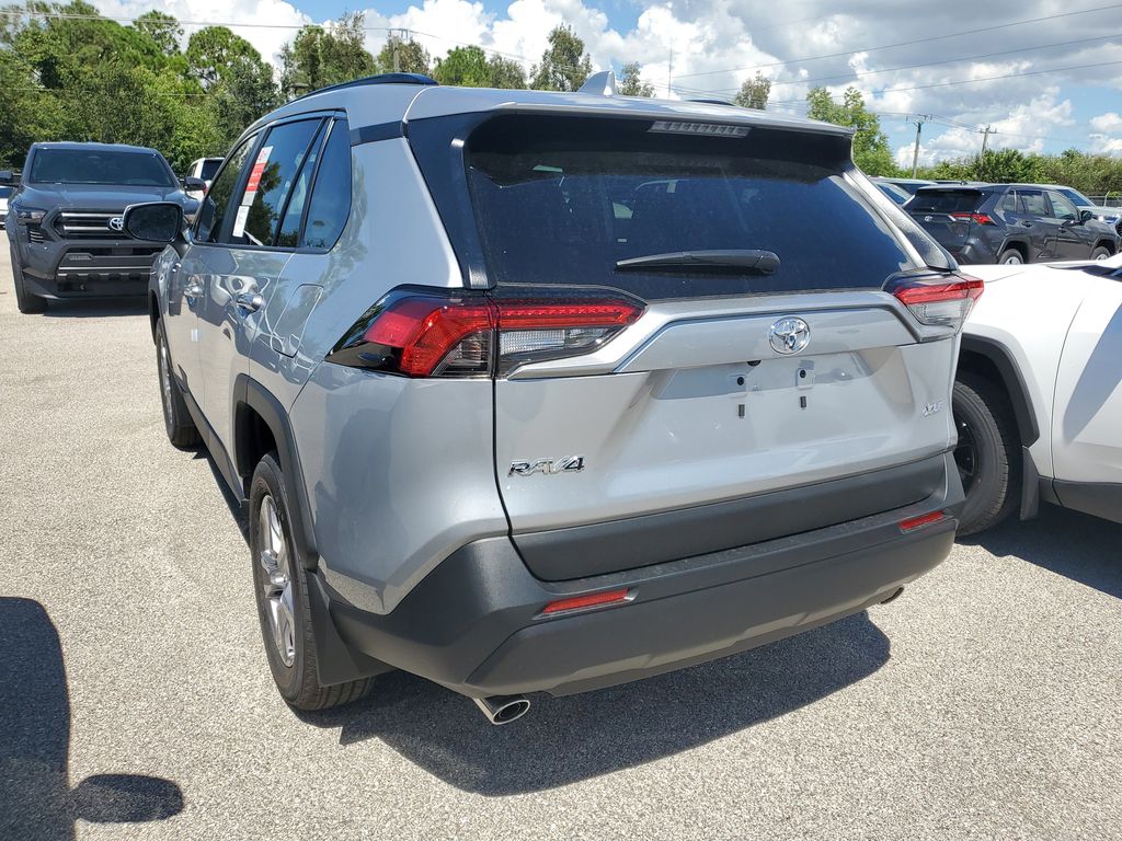 2025 Toyota RAV4 XLE photo 7