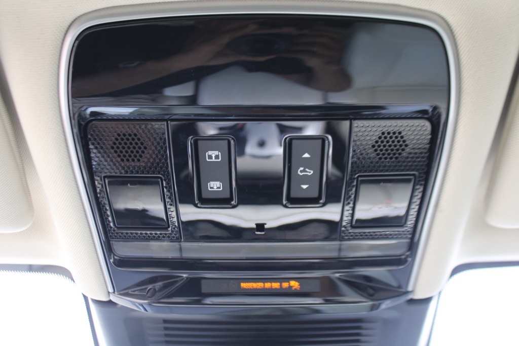 2023 Land Rover Range Rover SE photo 17